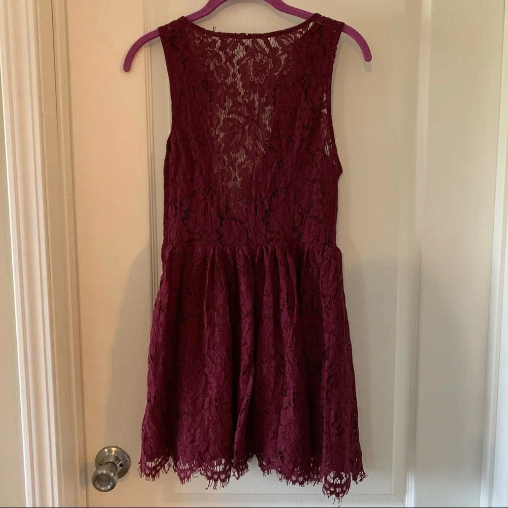 Tobi deep V Lace dress - Picture 3 of 7